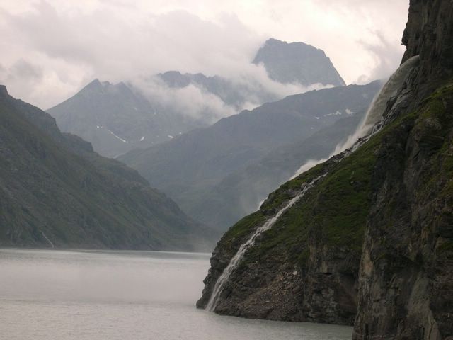 une arrivee d eau sous la montagne pour la centrale de Fionnay